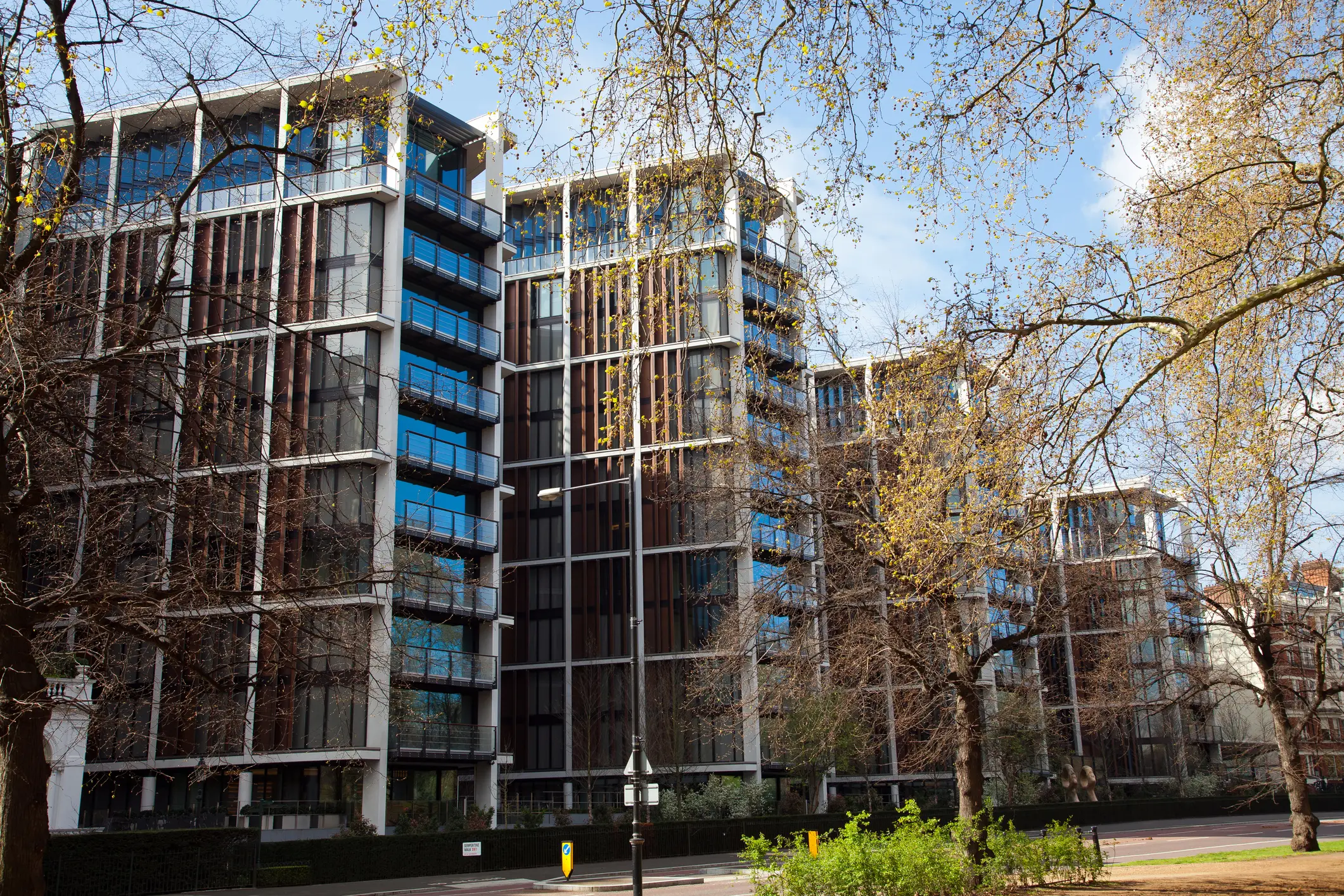 夜景を眺められるルーフトッププールの写真