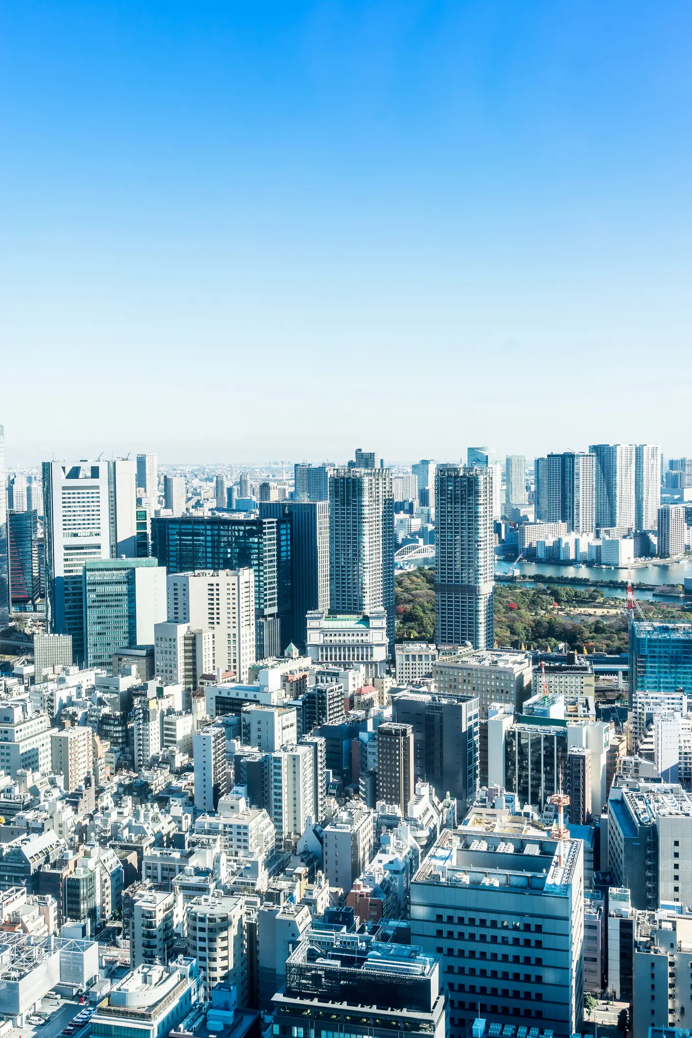 青空と高層ビル群