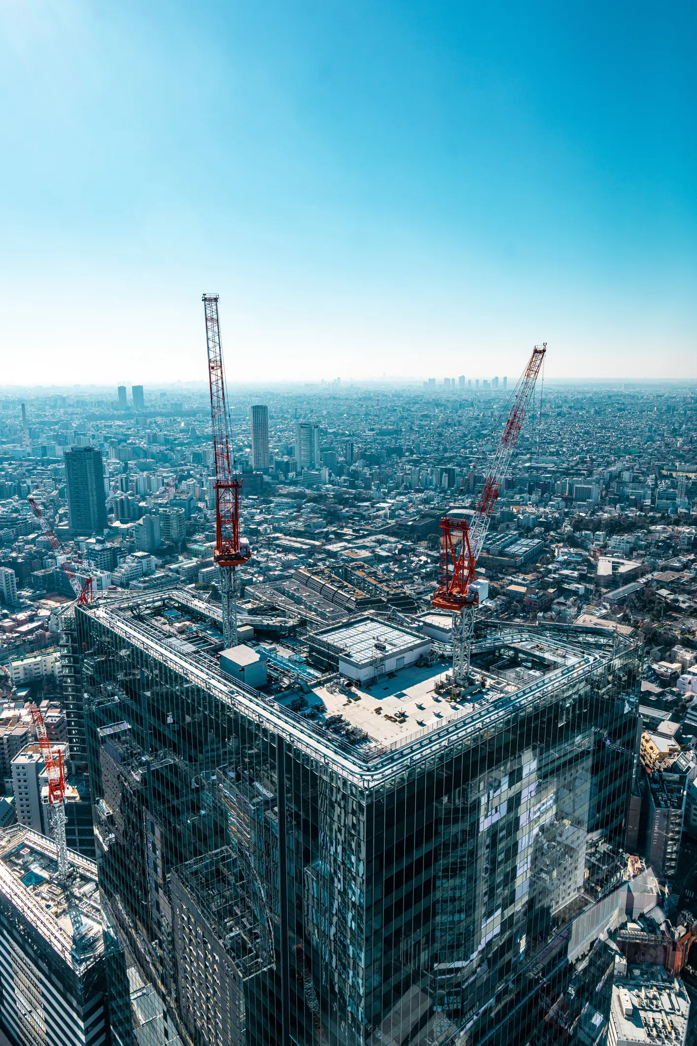 青空と高層ビル群